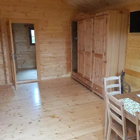 펜션 Letniskowy Zacisze Pod Sosnami 트르제삭츠